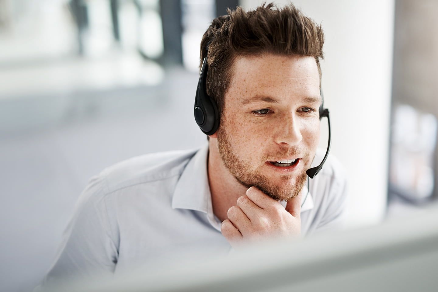 Customer service advisor using headset