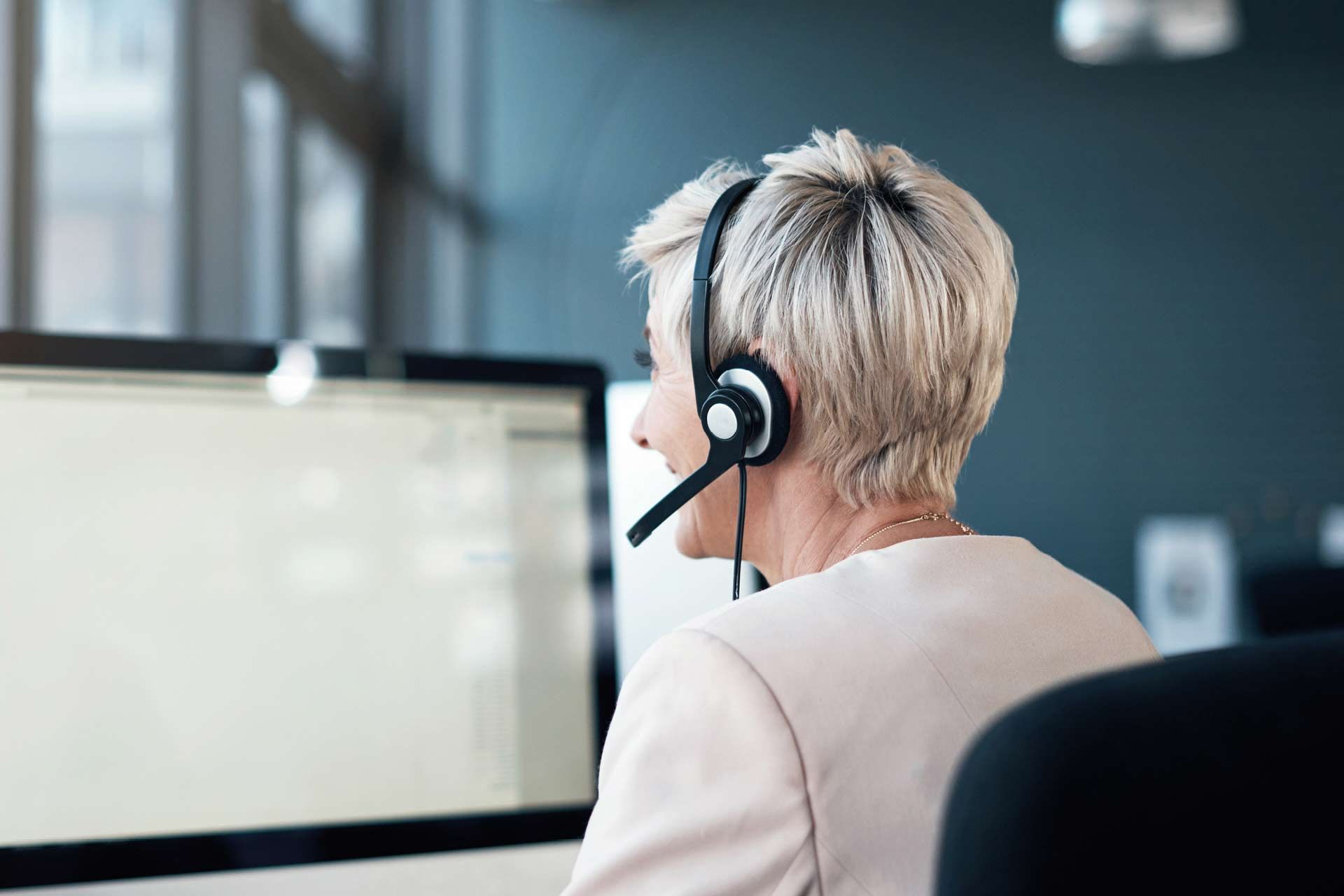 Customer service advisor using a headset